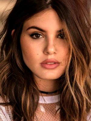 Камила Кейроз
Camila Queiroz